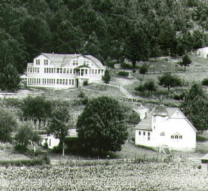Image ki20061d /King College/Digital Library of Appalachia The 125-student Vardy School, circa 1929-31, before the tornado. Vardy Presbyterian Church is in right foreground; Powell Mountain rises behind.